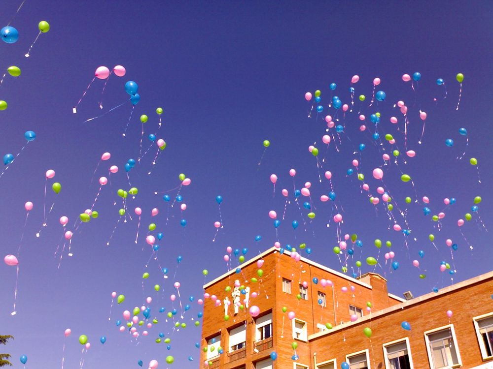 SUELTA DE GLOBOS DE COLORES