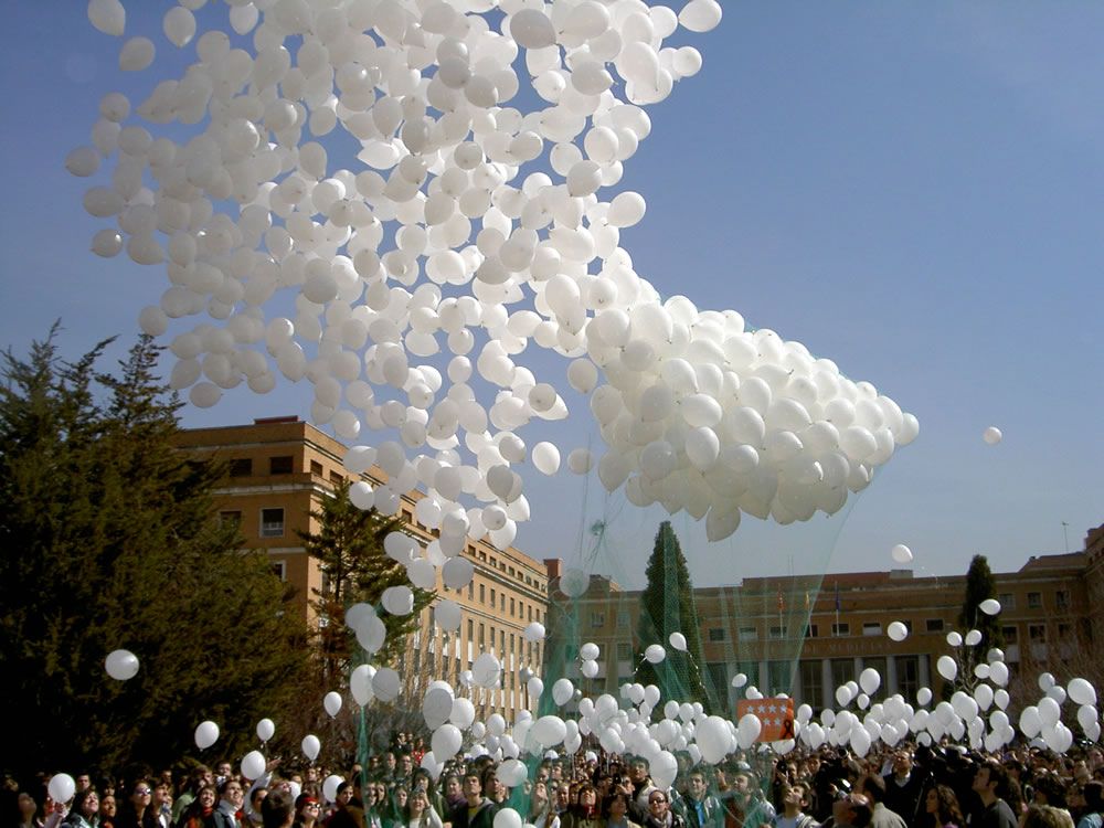 SUELTA GLOBOS BLANCOS DIA DE LA PAZ